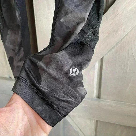 Lululemon Seek the Heat Crop Black Inky Floral Mesh‎ Size 4 - Picture 4 of 14